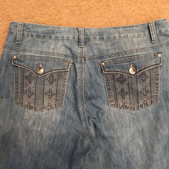 JW Style Denim Blue Jeans Size 12 Capris Distressed Embroidered Touch of Bling - Picture 6 of 14